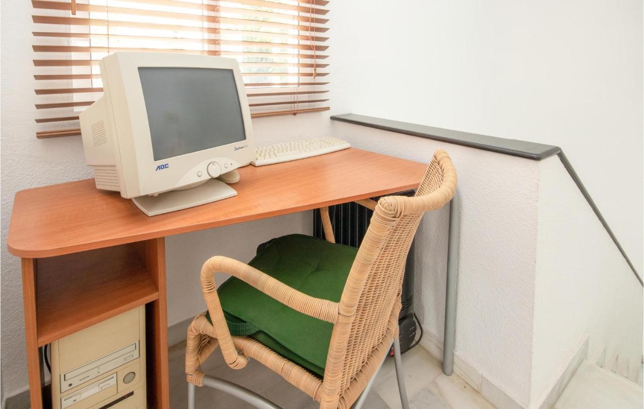 Nice Apartment In Mijas Costa With Kitchen 푸엔히롤라 외부 사진